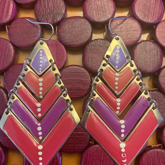 Hand painted triangular drop earrings. - Picture 3 of 4